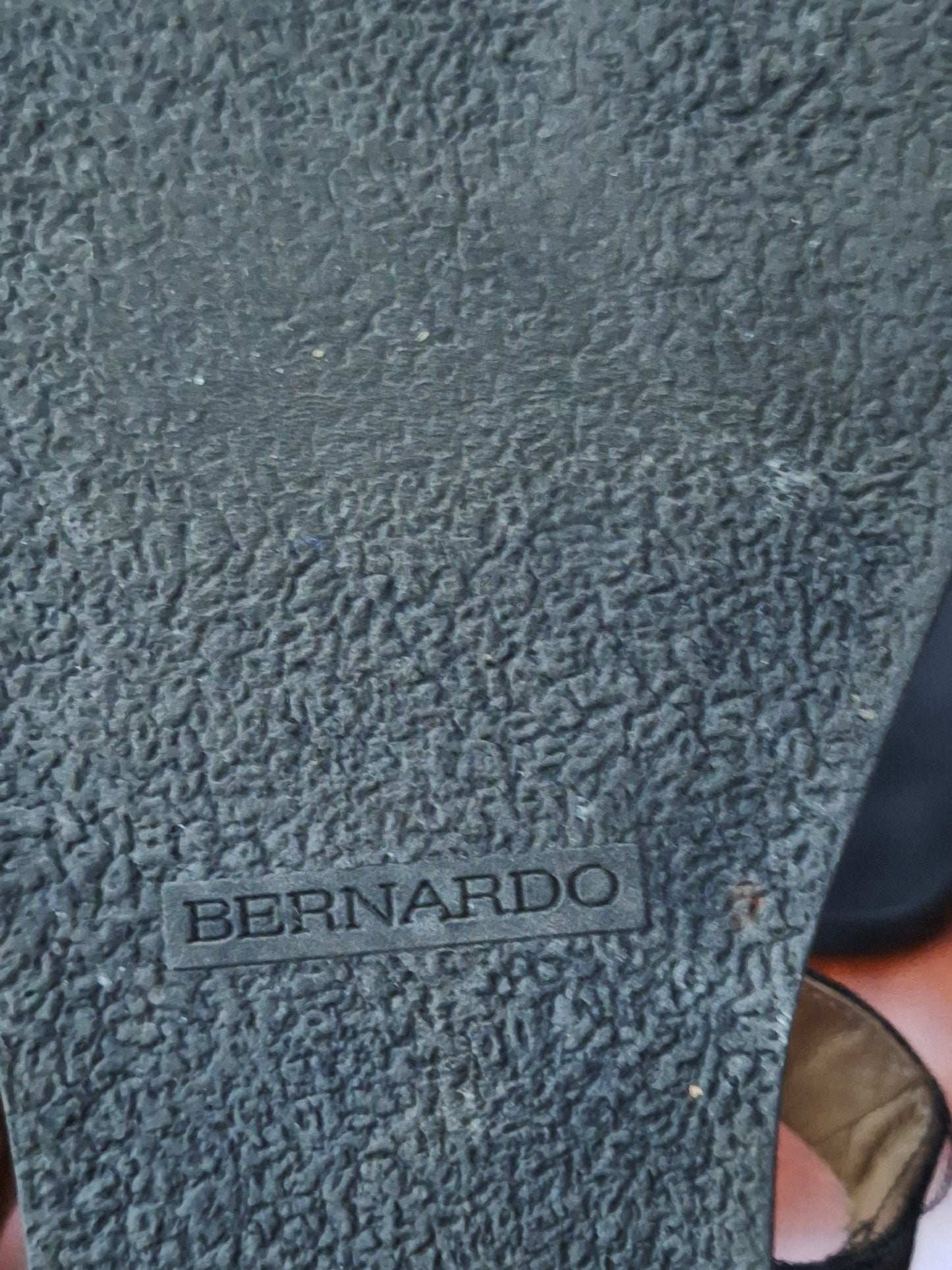 Bernardo Concord Wedge Sandal Black Leather Size 7