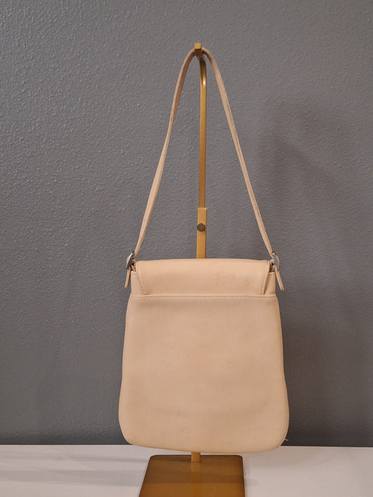 Coach Limited edition genuine leather shoulder bag, pre-loved. In good condition overall, please see photos for wear.
Measurements are in inches:
Height: 11
Length: 8
Depth: 1
Handle Drop: 9 1/2