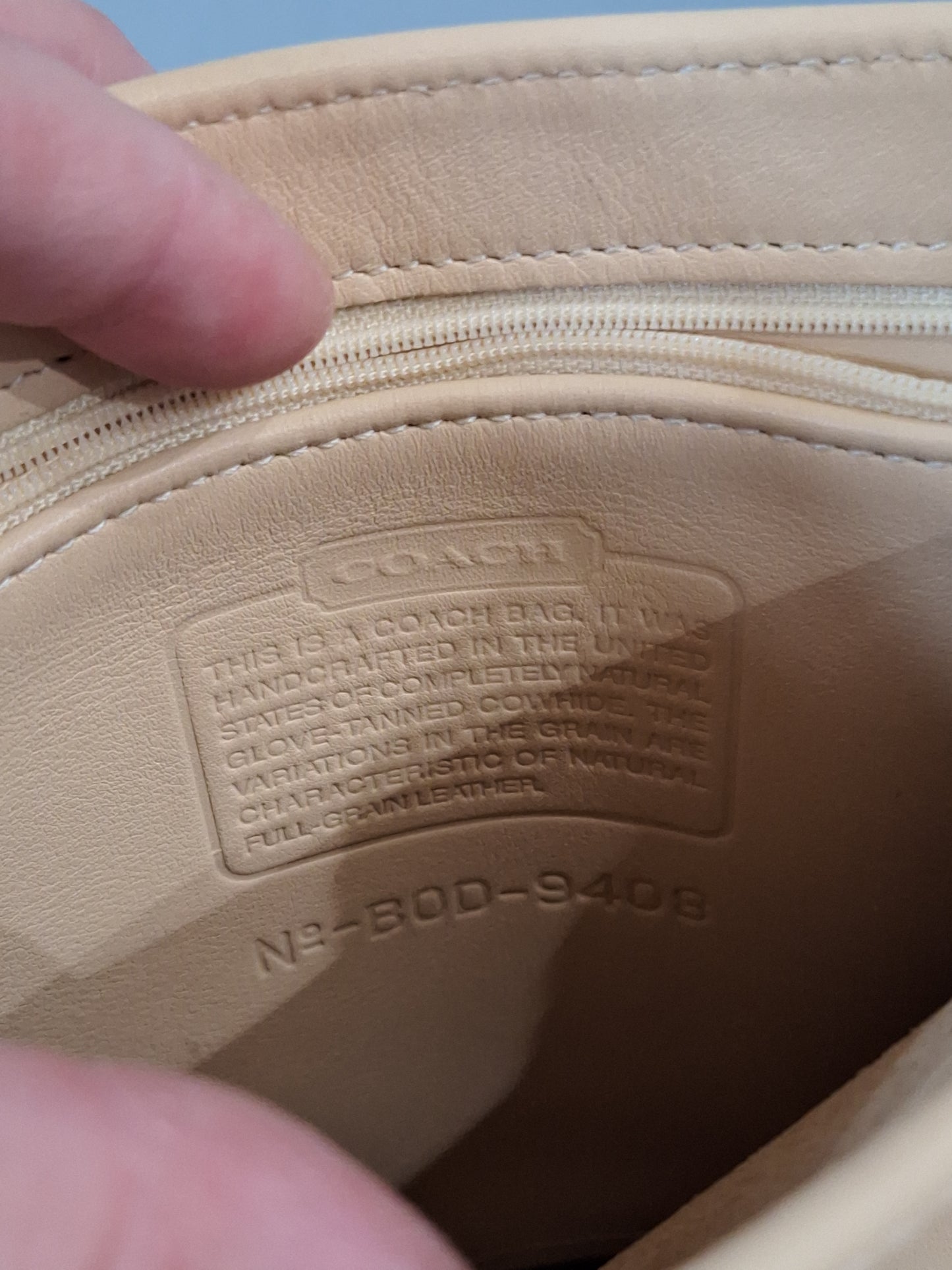 Coach Limited edition genuine leather shoulder bag, pre-loved.  In good condition overall,  please see photos for wear. 

Measurements are in inches:

Height: 11
Length: 8
Depth: 1
Handle Drop: 9 1/2