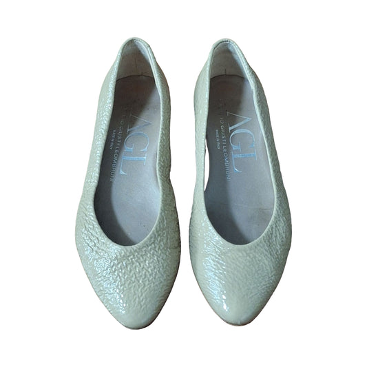 AGL Women's Beige Textured Patent Leather Flats EU 35 US 5