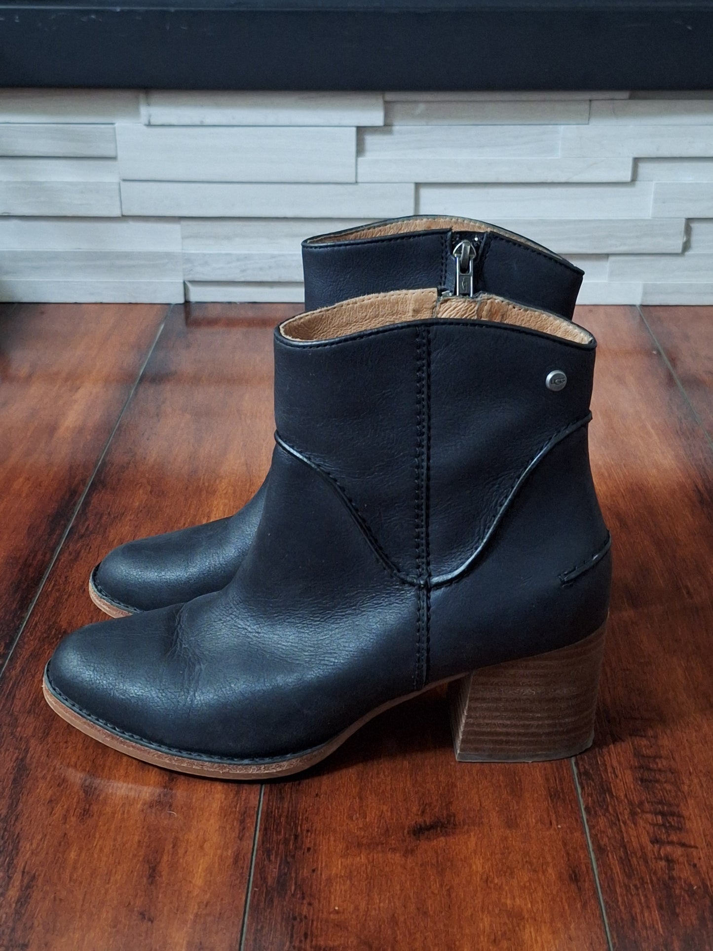 UGG Annie Boot Black Size 8.5