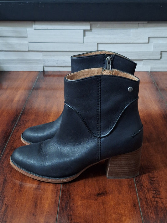 UGG Annie Boot Black Size 8.5
