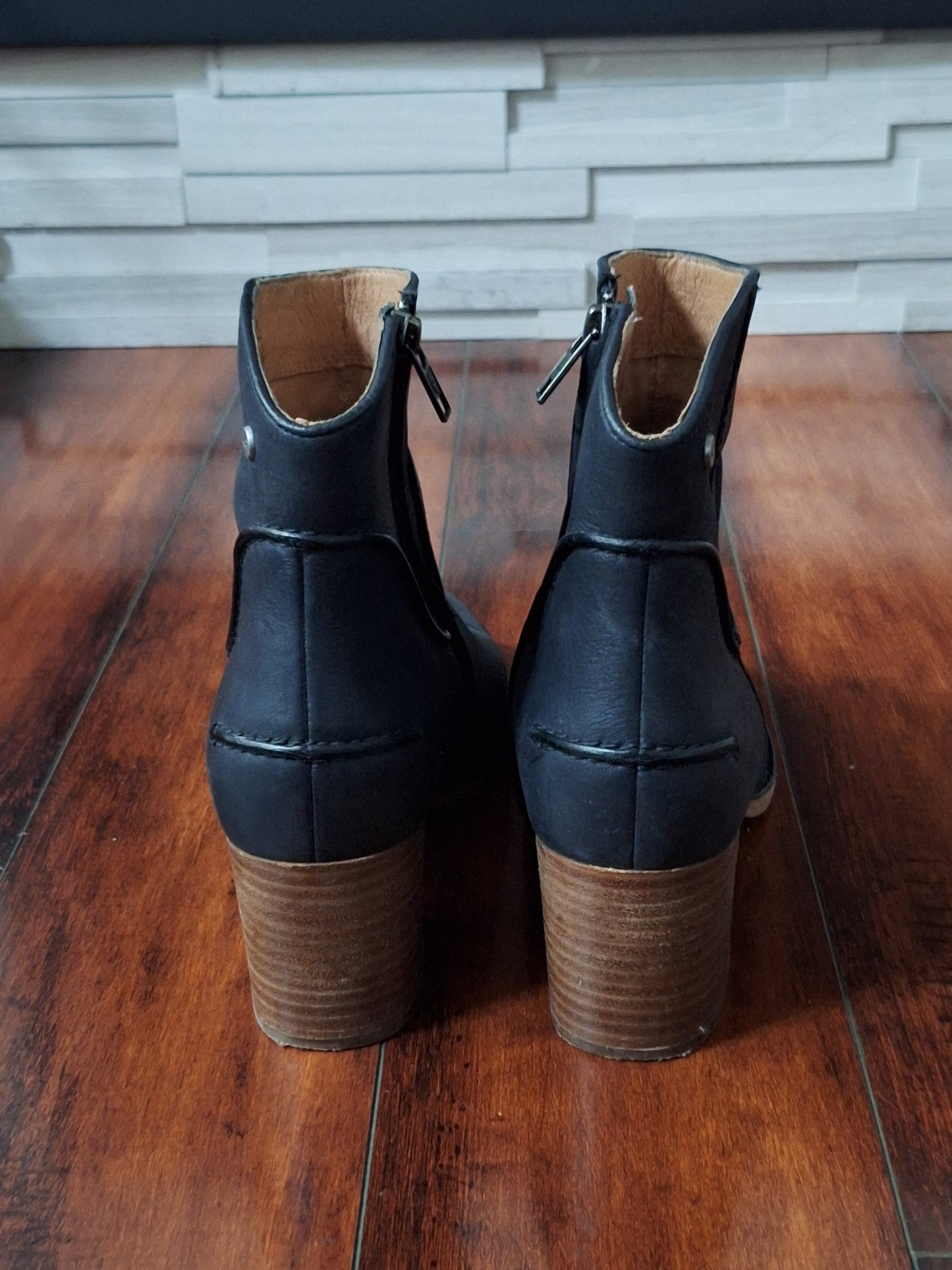 UGG Annie Boot Black Size 8.5