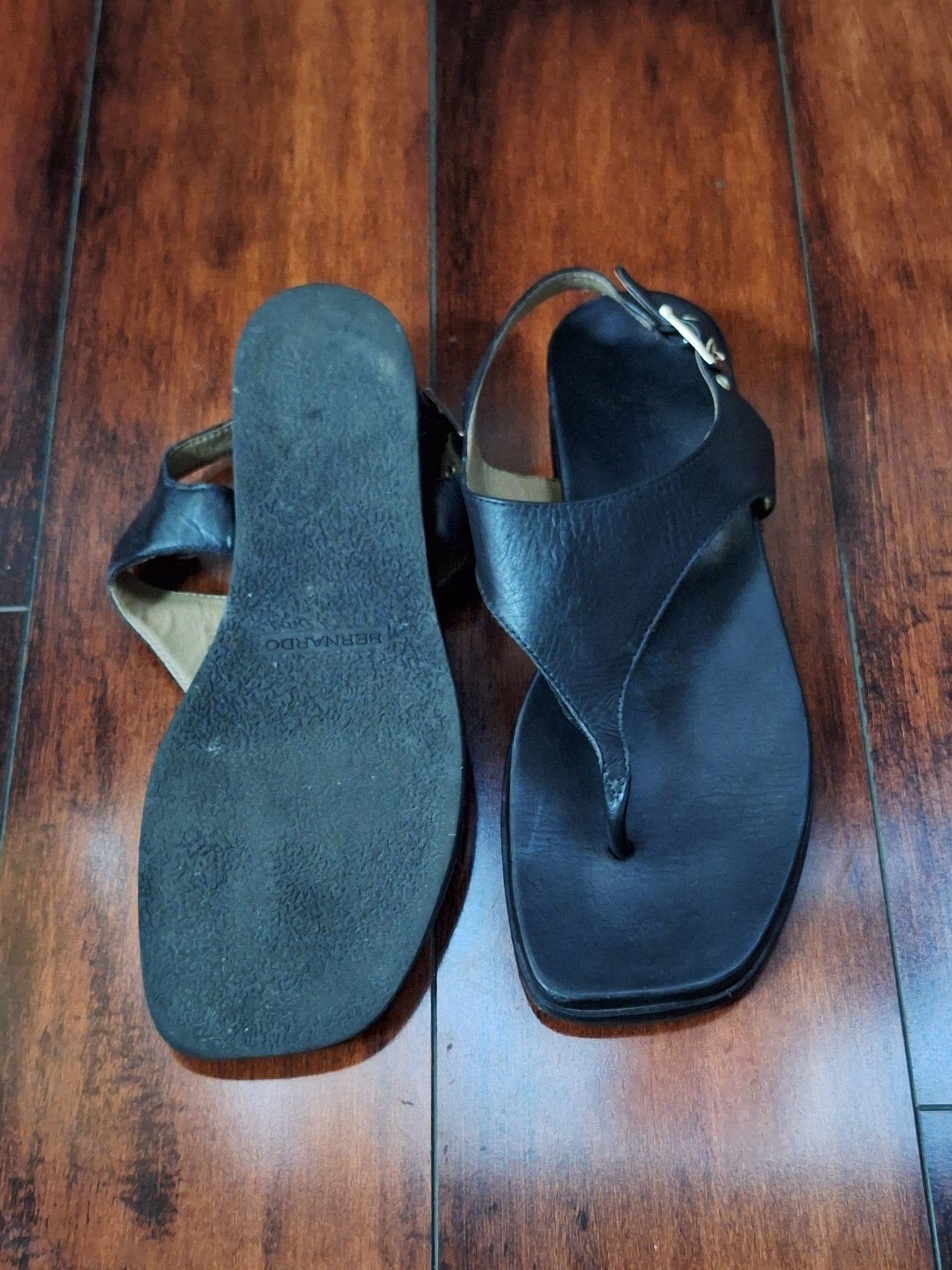 Bernardo Concord Wedge Sandal Black Leather Size 7