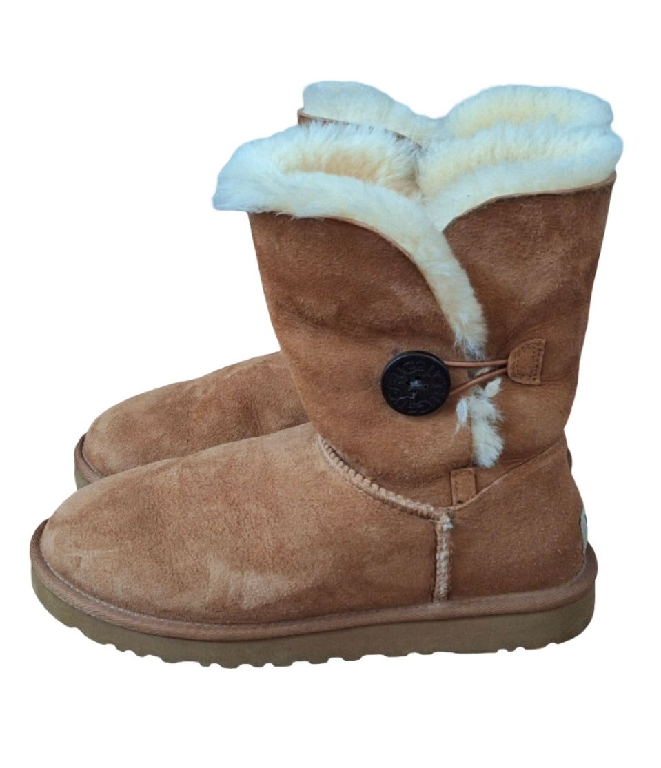 Women UGG Bailey Button II Boot 5803 Color Chestnut Suede Upper Size 7