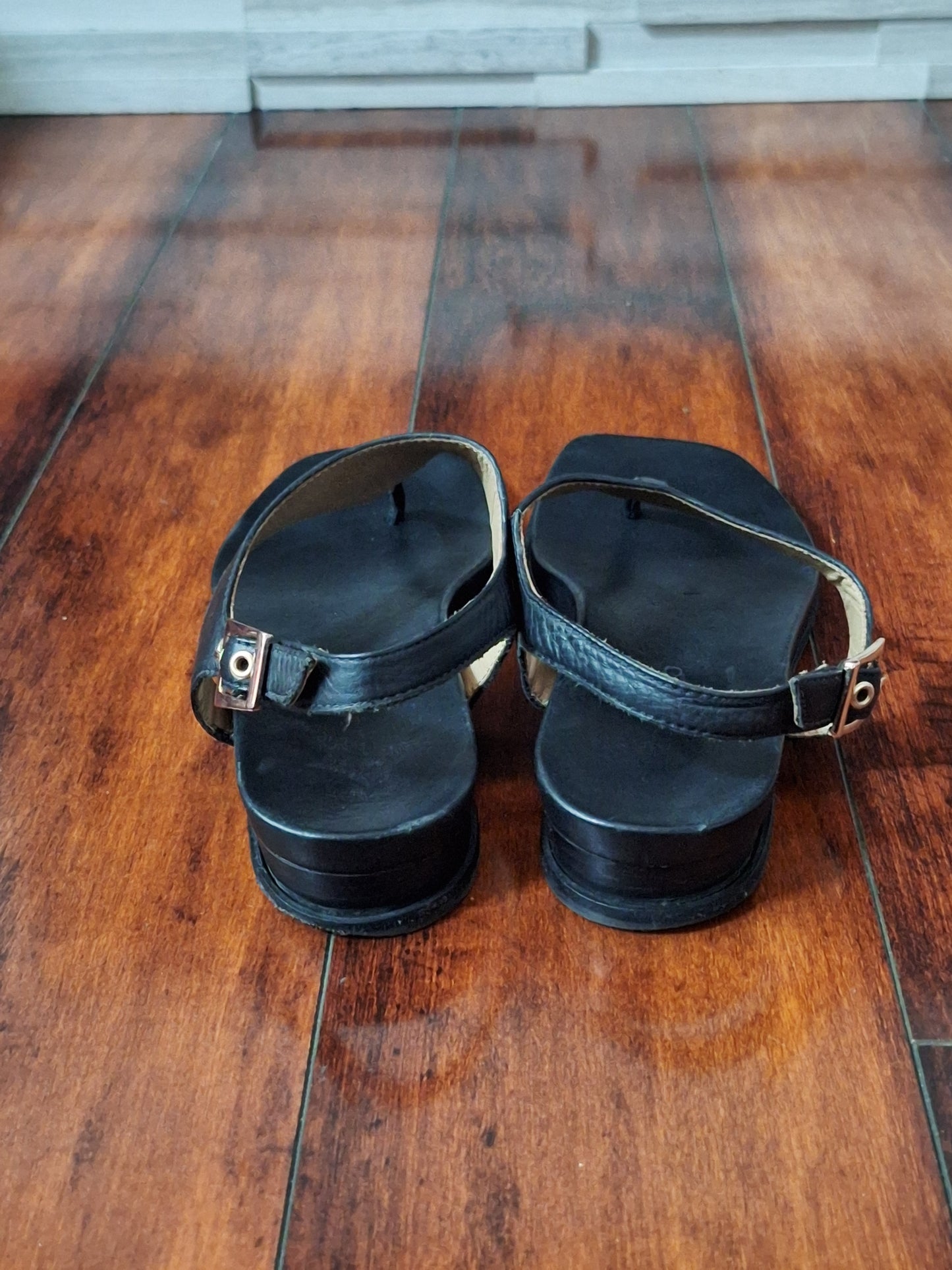 Bernardo Concord Wedge Sandal Black Leather Size 7