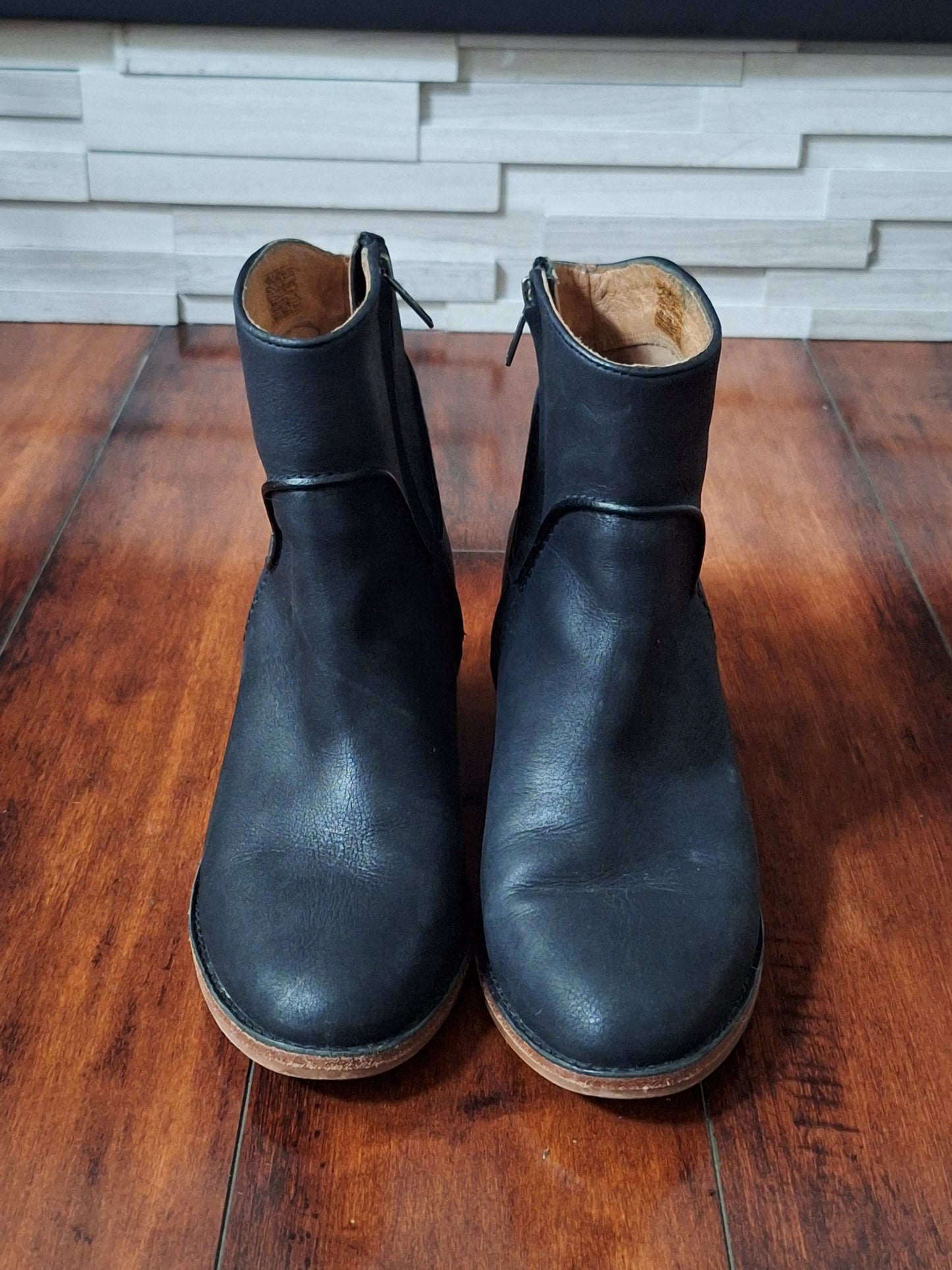 UGG Annie Boot Black Size 8.5