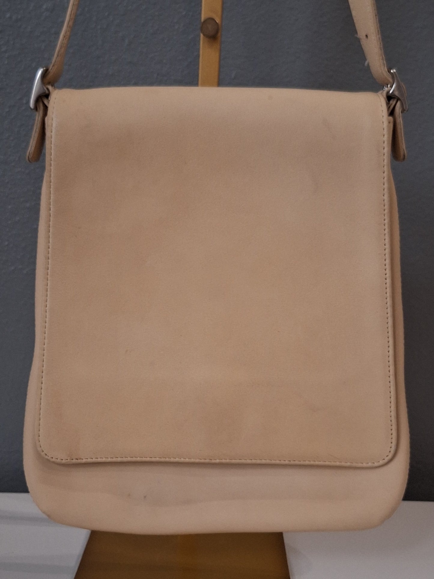 Coach Limited edition genuine leather shoulder bag, pre-loved.  In good condition overall,  please see photos for wear. 

Measurements are in inches:

Height: 11
Length: 8
Depth: 1
Handle Drop: 9 1/2