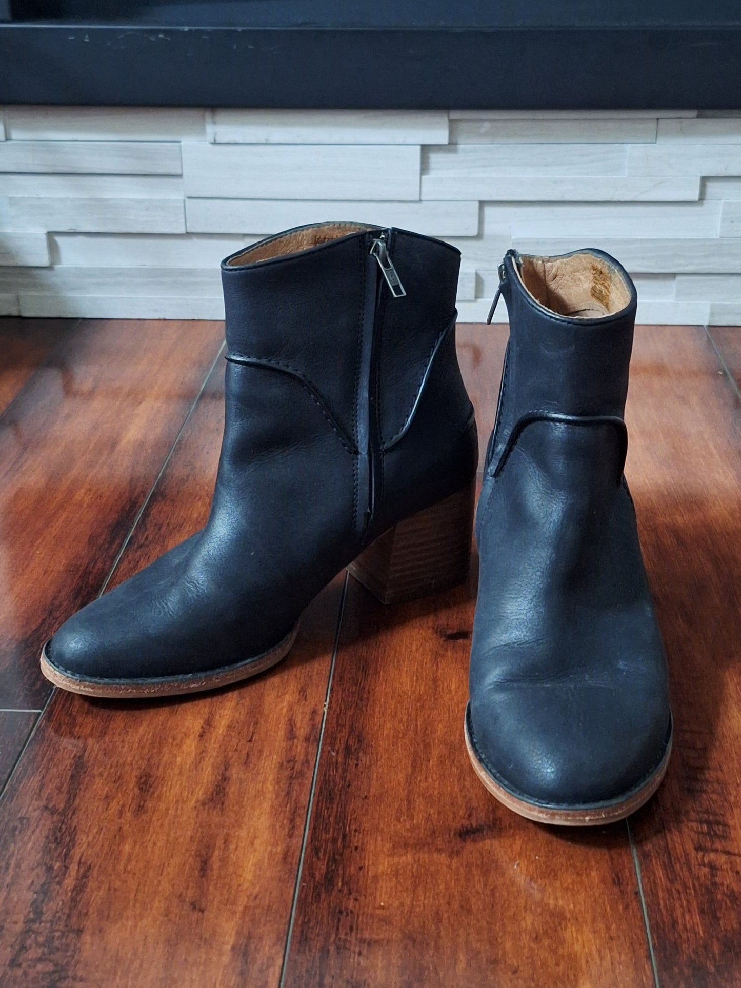 UGG Annie Boot Black Size 8.5