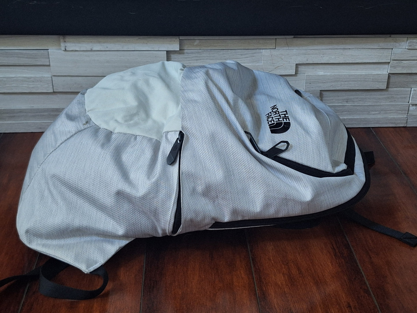 THE NORTH FACE Aurora 22L Backpack, White Metallic/Black
