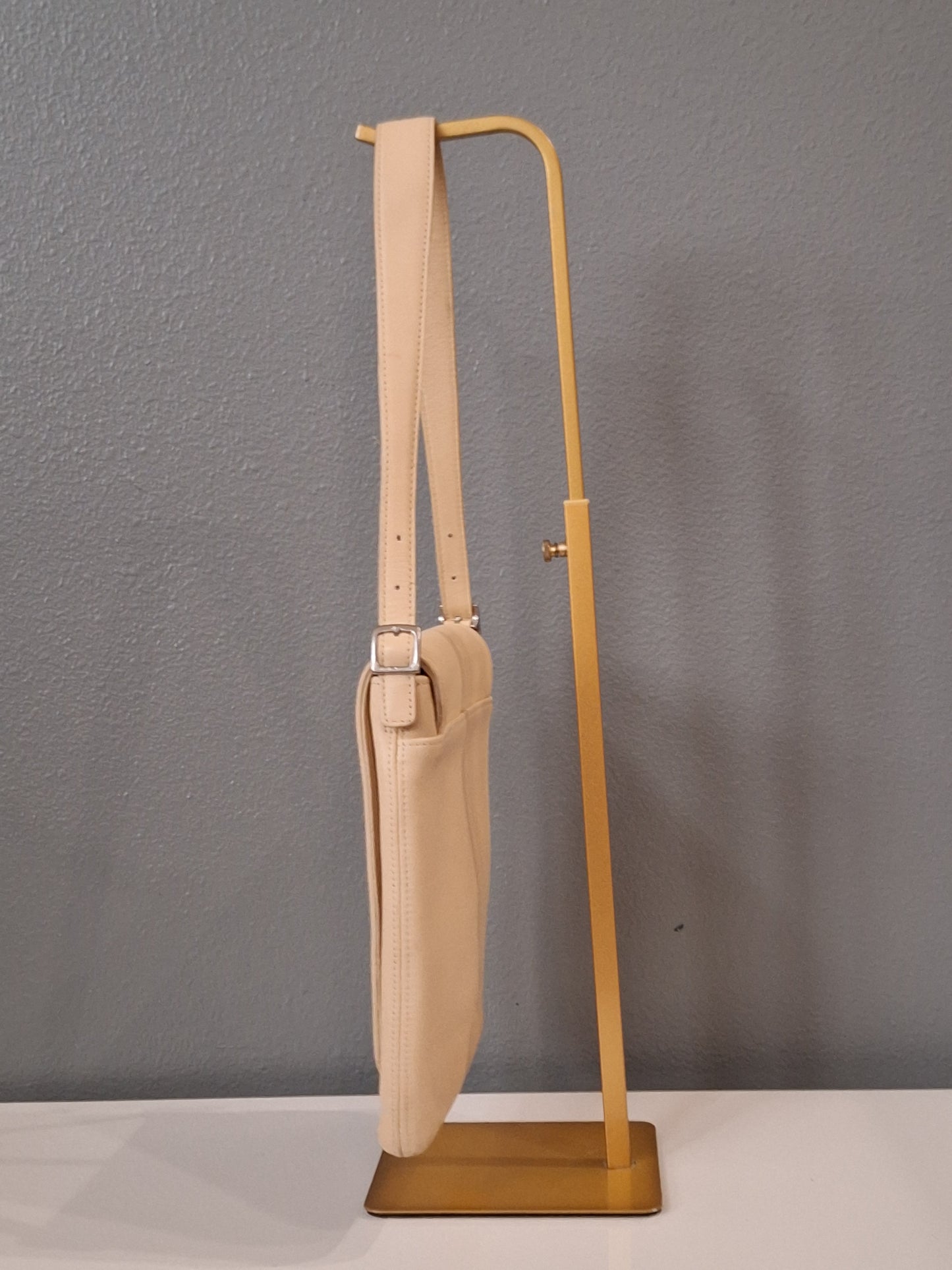 Coach Limited edition genuine leather shoulder bag, pre-loved.  In good condition overall,  please see photos for wear. 

Measurements are in inches:

Height: 11
Length: 8
Depth: 1
Handle Drop: 9 1/2