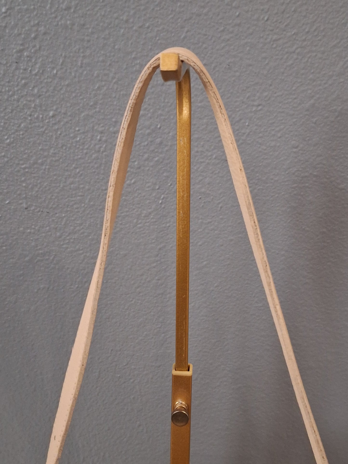 Coach Limited edition genuine leather shoulder bag, pre-loved.  In good condition overall,  please see photos for wear. 

Measurements are in inches:

Height: 11
Length: 8
Depth: 1
Handle Drop: 9 1/2