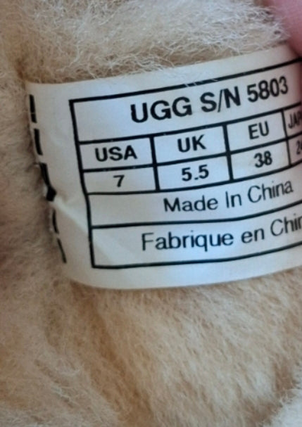 Women UGG Bailey Button II Boot 5803 Color Chestnut Suede Upper Size 7