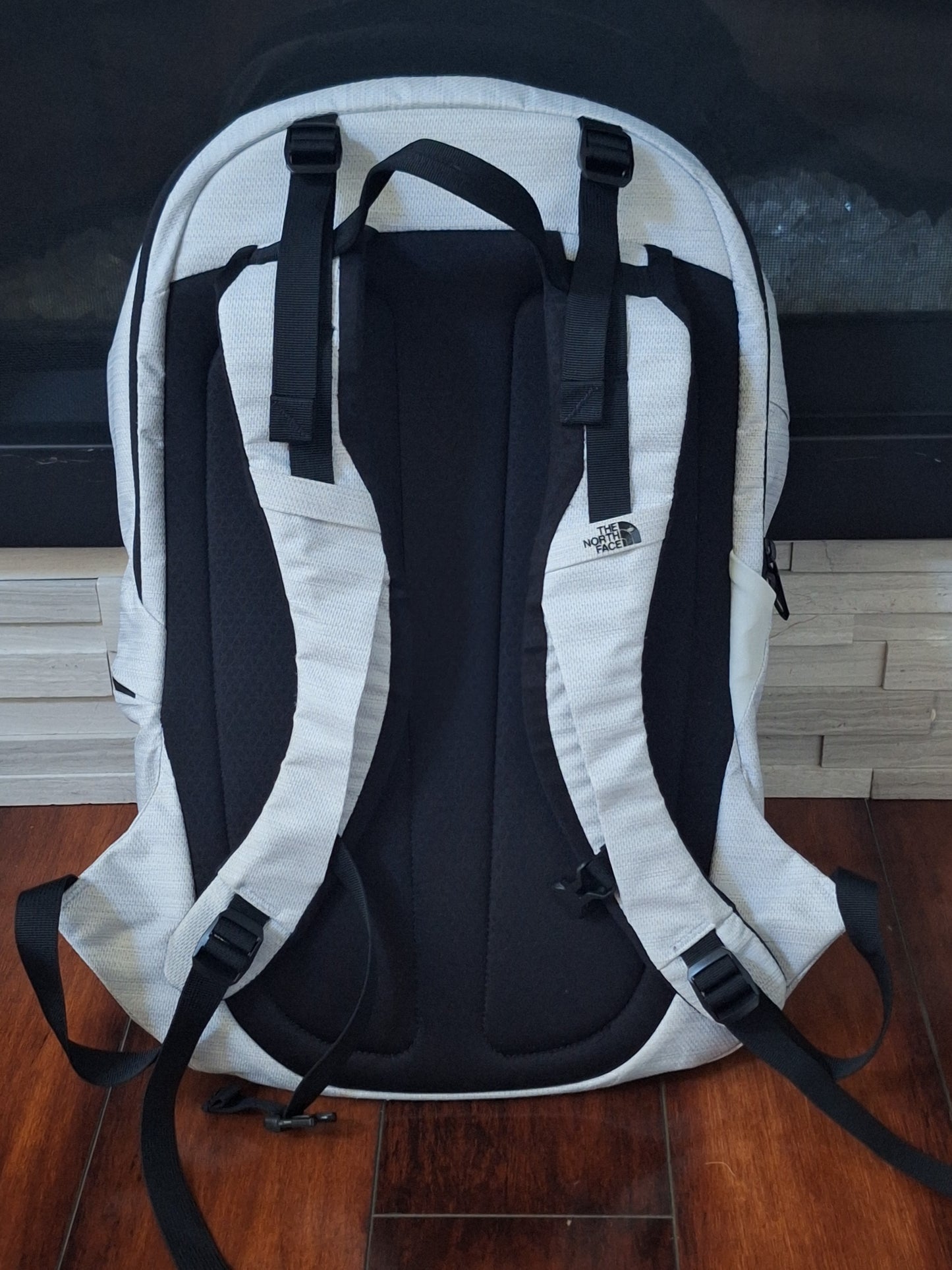 THE NORTH FACE Aurora 22L Backpack, White Metallic/Black