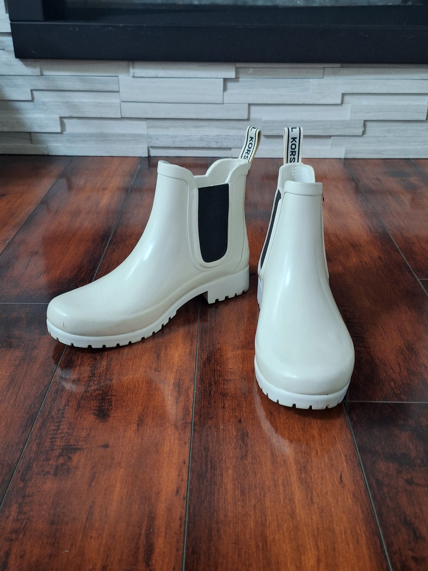 White MICHAEL Michael Kors rain boot Size 8