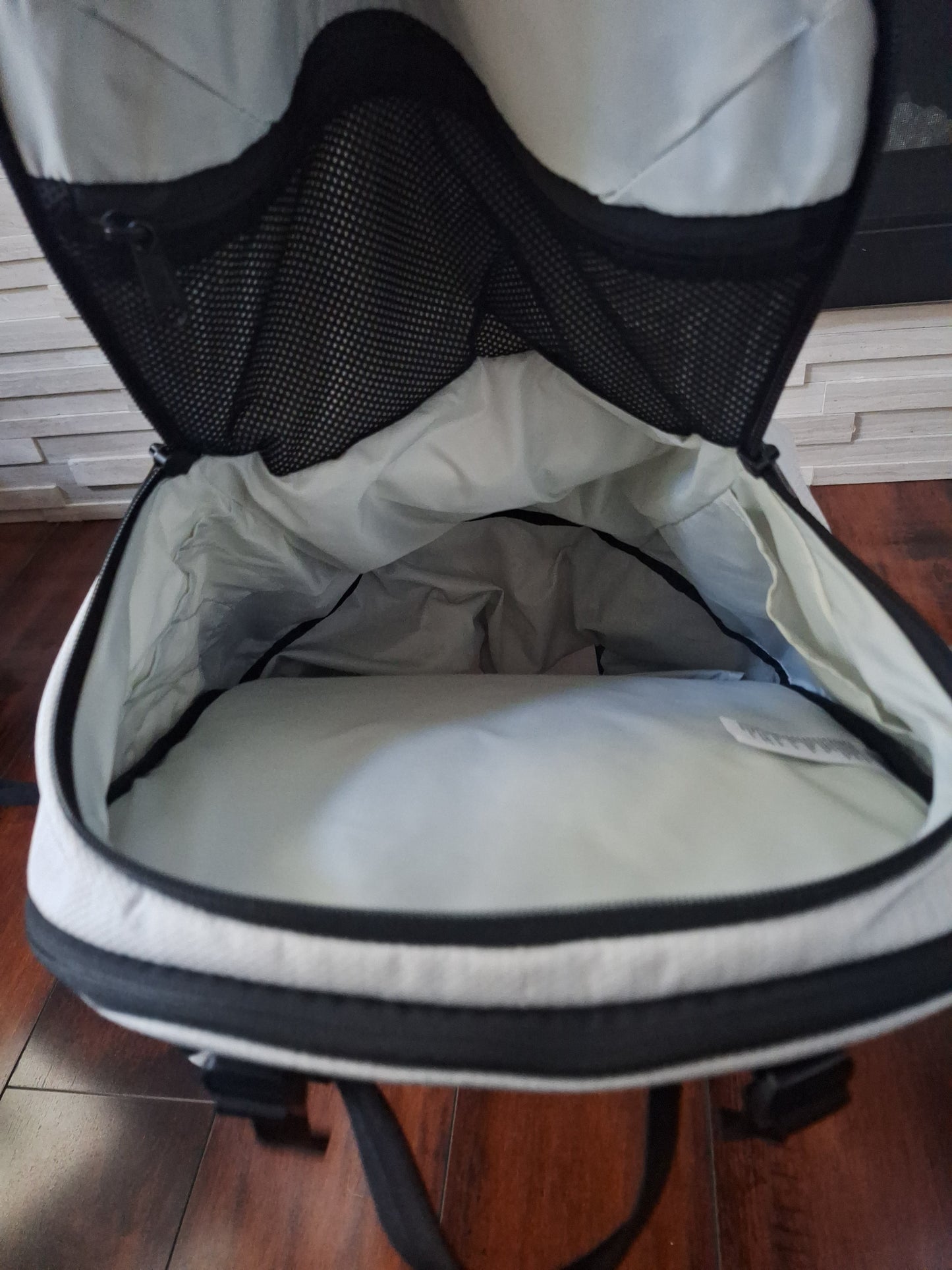 THE NORTH FACE Aurora 22L Backpack, White Metallic/Black