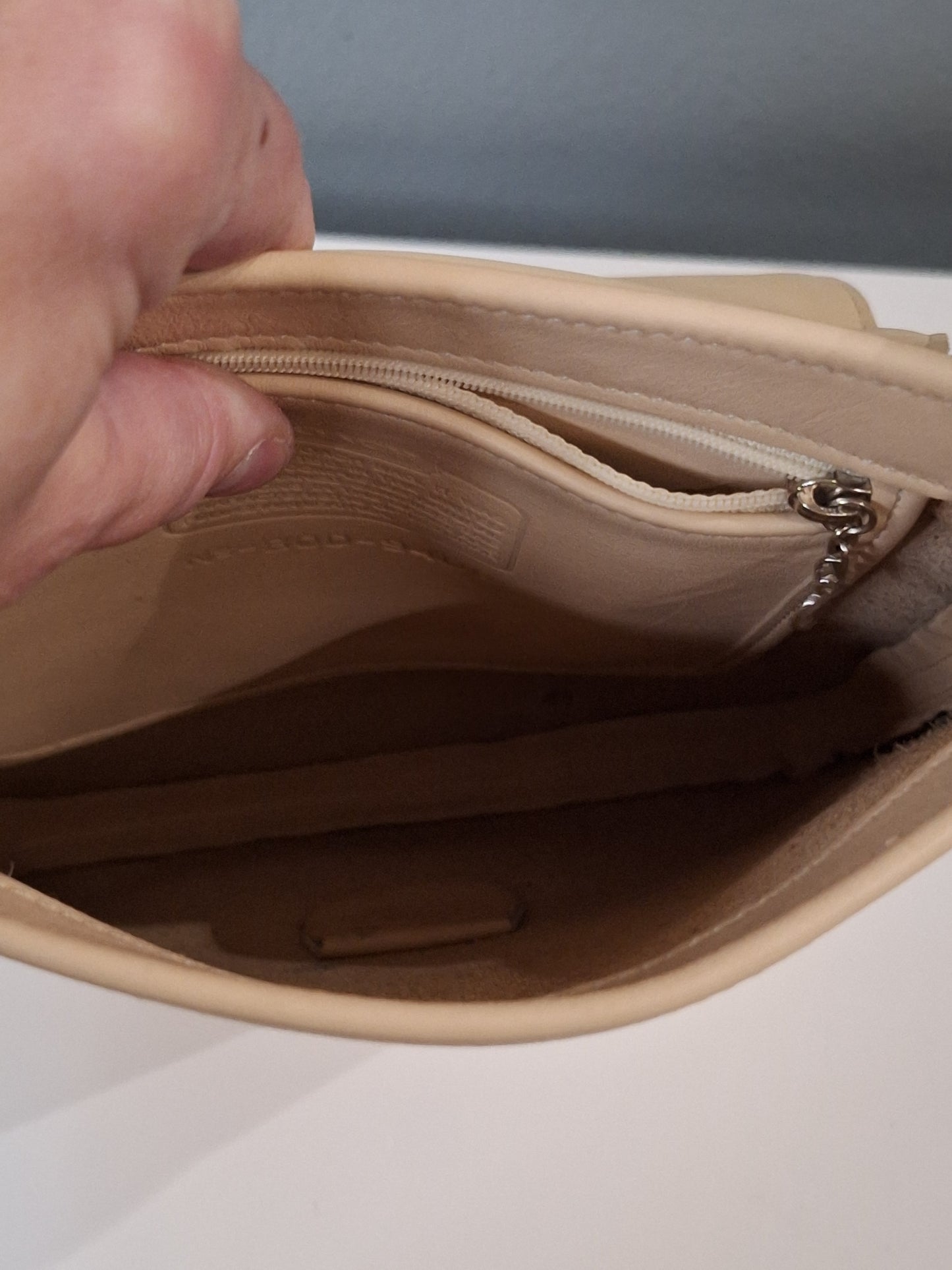 Coach Limited edition genuine leather shoulder bag, pre-loved.  In good condition overall,  please see photos for wear. 

Measurements are in inches:

Height: 11
Length: 8
Depth: 1
Handle Drop: 9 1/2