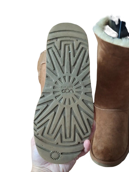 UGG 1873 Bailey Button Triplet Size 7 Women's Boots - Chestnut
