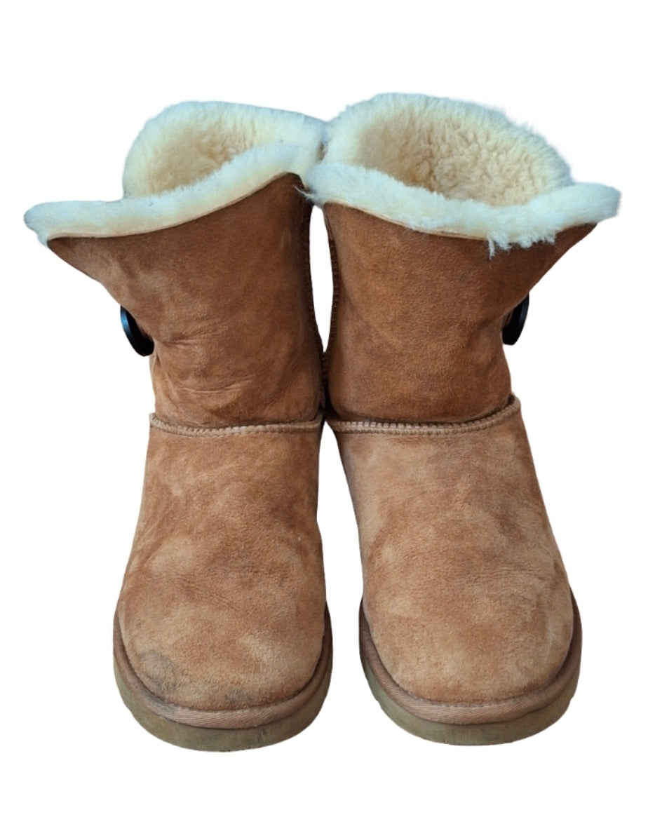 Women UGG Bailey Button II Boot 5803 Color Chestnut Suede Upper Size 7