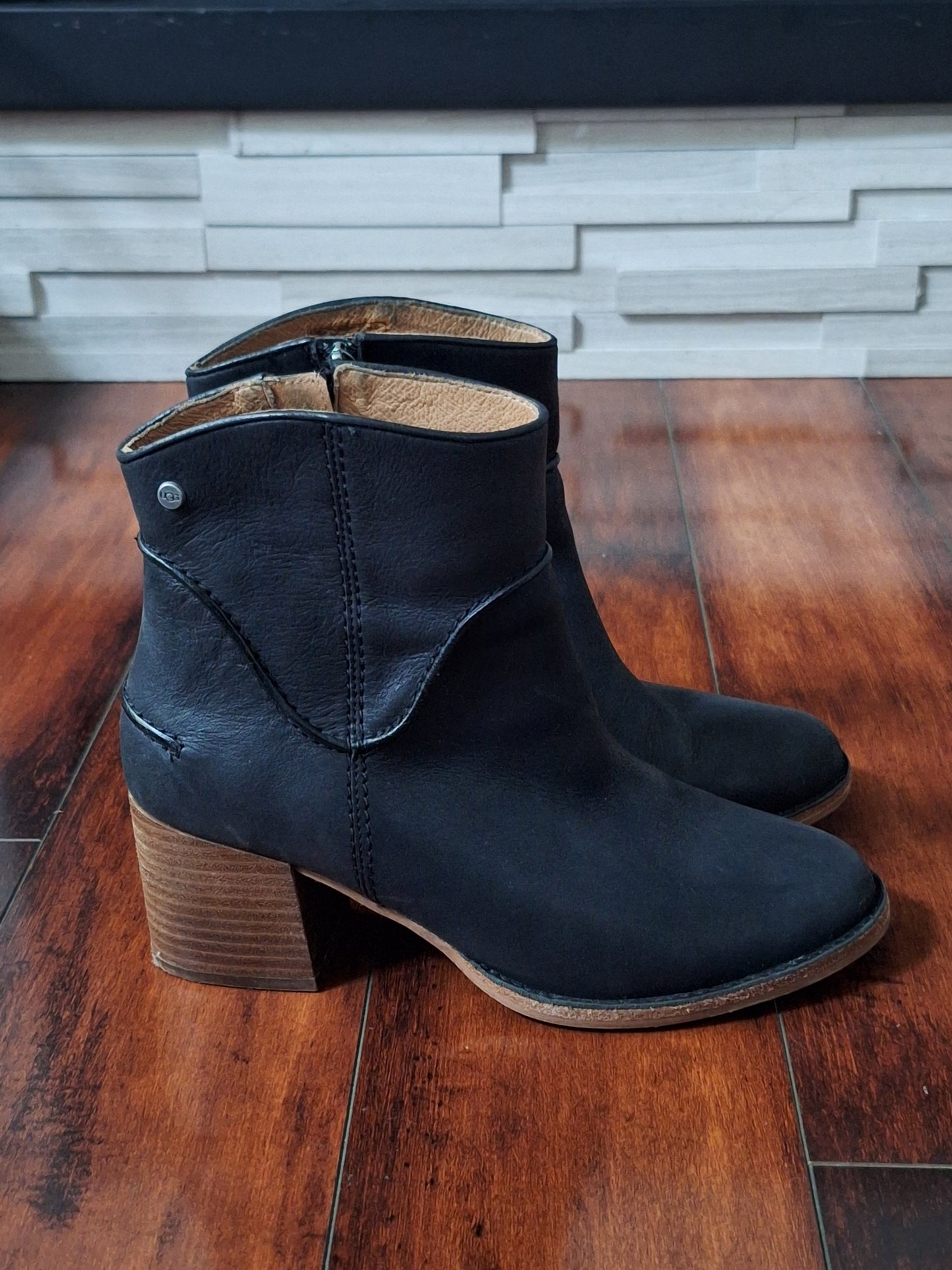 UGG Annie Boot Black Size 8.5