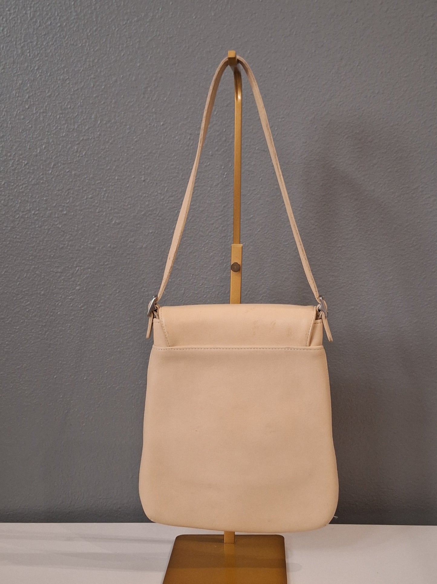 Coach Limited edition genuine leather shoulder bag, pre-loved.  In good condition overall,  please see photos for wear. 

Measurements are in inches:

Height: 11
Length: 8
Depth: 1
Handle Drop: 9 1/2