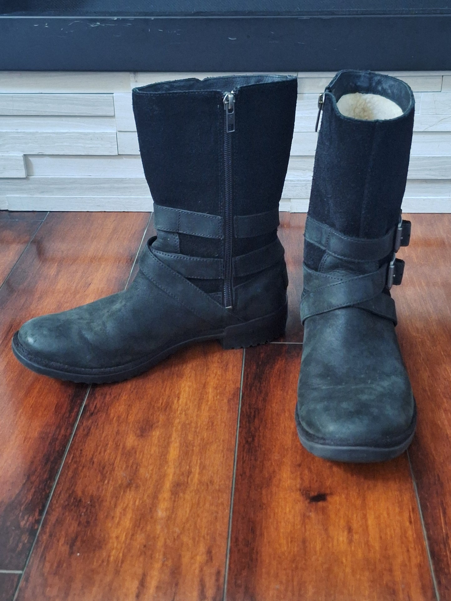 UGG Lorna Black Waterproof Leather Boot Fur Lined US 8 EU 39