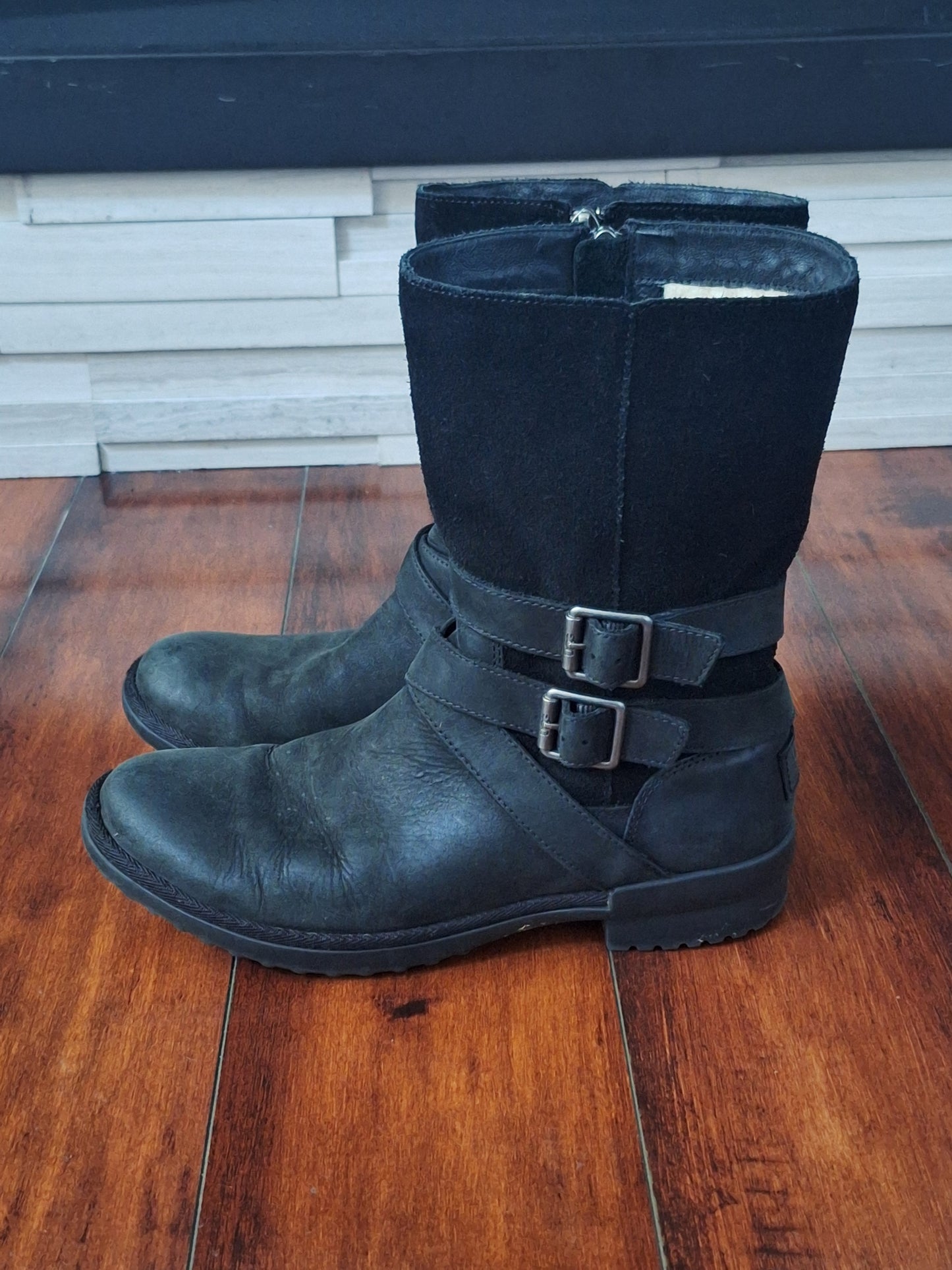 UGG Lorna Black Waterproof Leather Boot Fur Lined US 8 EU 39