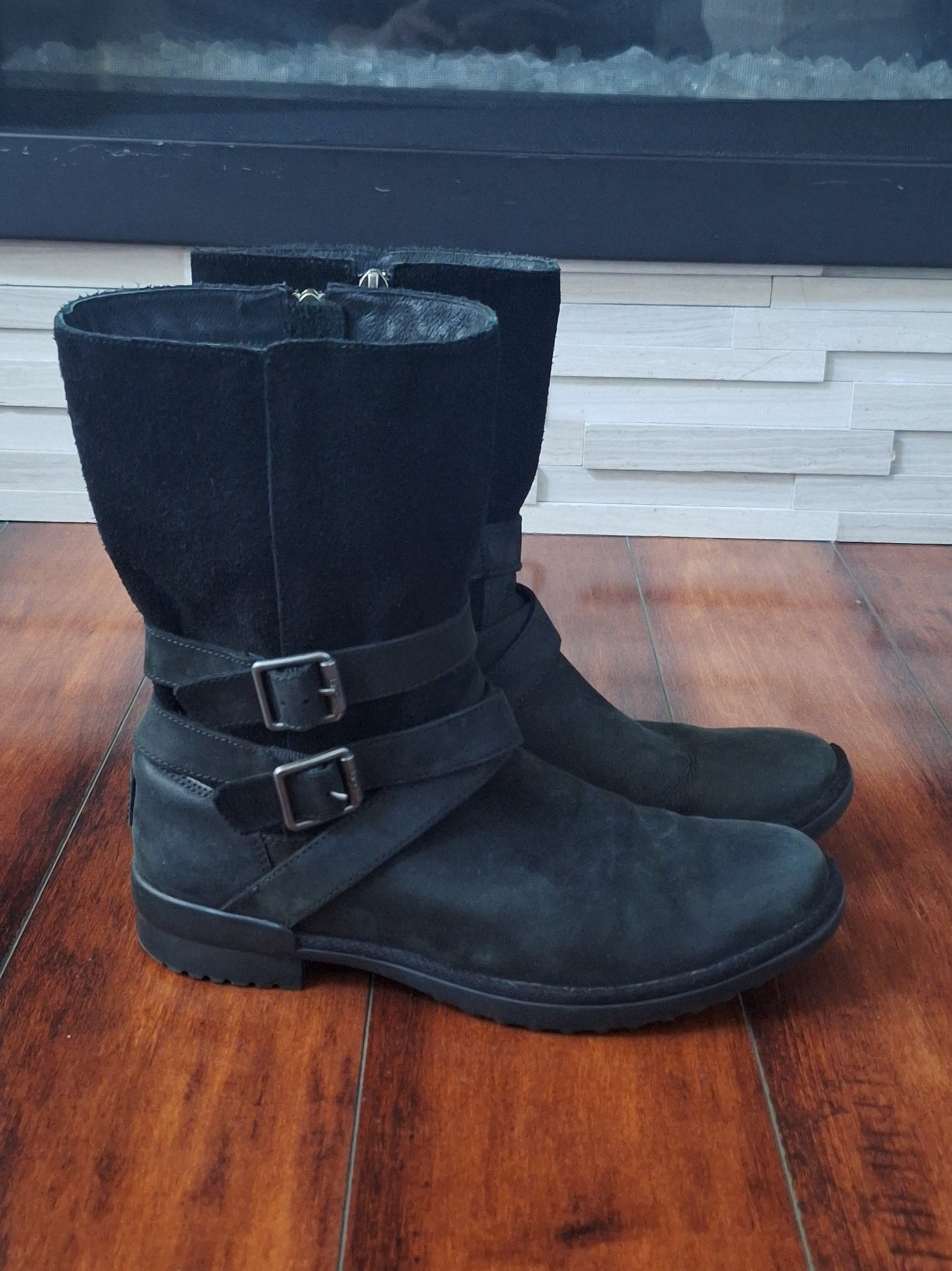 UGG Lorna Black Waterproof Leather Boot Fur Lined US 8 EU 39